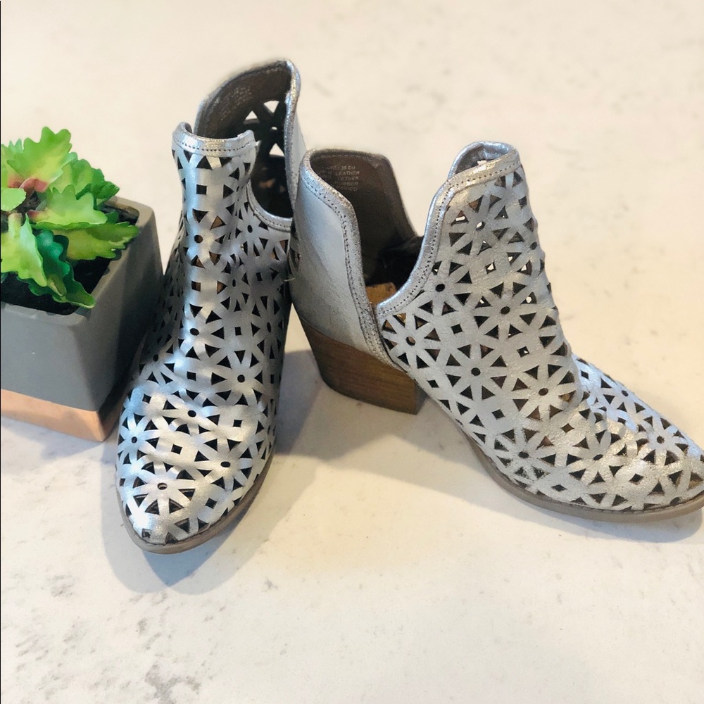 Mussel and cloud Silver Booties